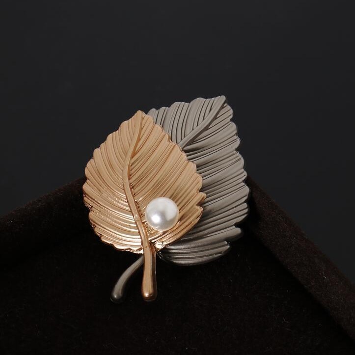 Broche minimaliste double feuille érable perle éclat luxe_voghion.com