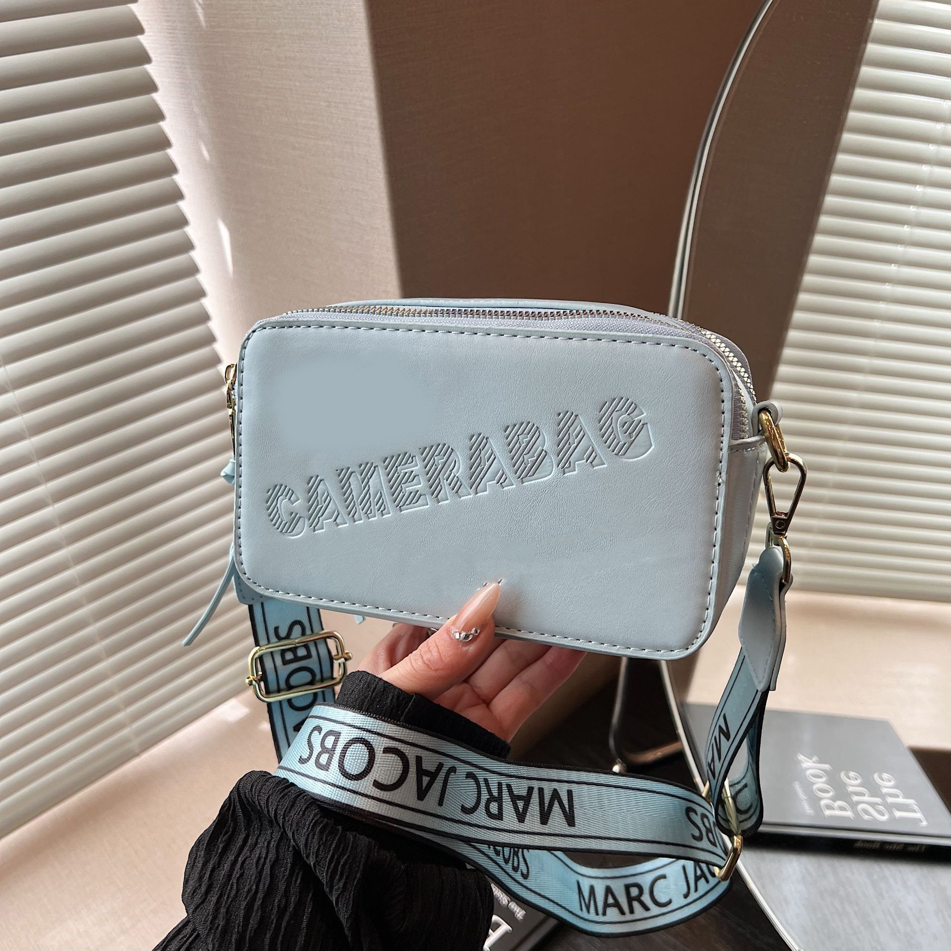 Modelo transfronterizo 2024 primavera nuevo bolso cuadrado pequeño retro europeo y americano moda transfronteriza personalidad color caramelo bolso de cámara