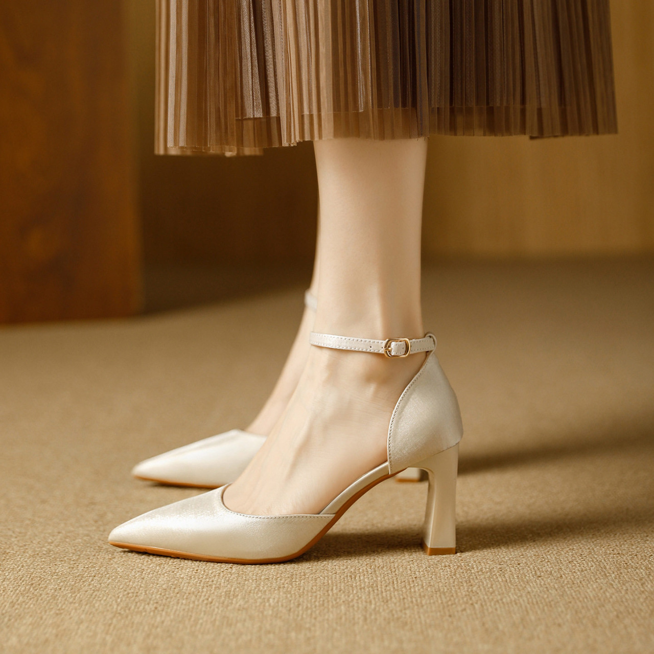 2026 nuevos zapatos de tacones altos puntiagudos de tacones delgados con cuero hueco zapatos de una sola pieza de zapatos de color desnudo