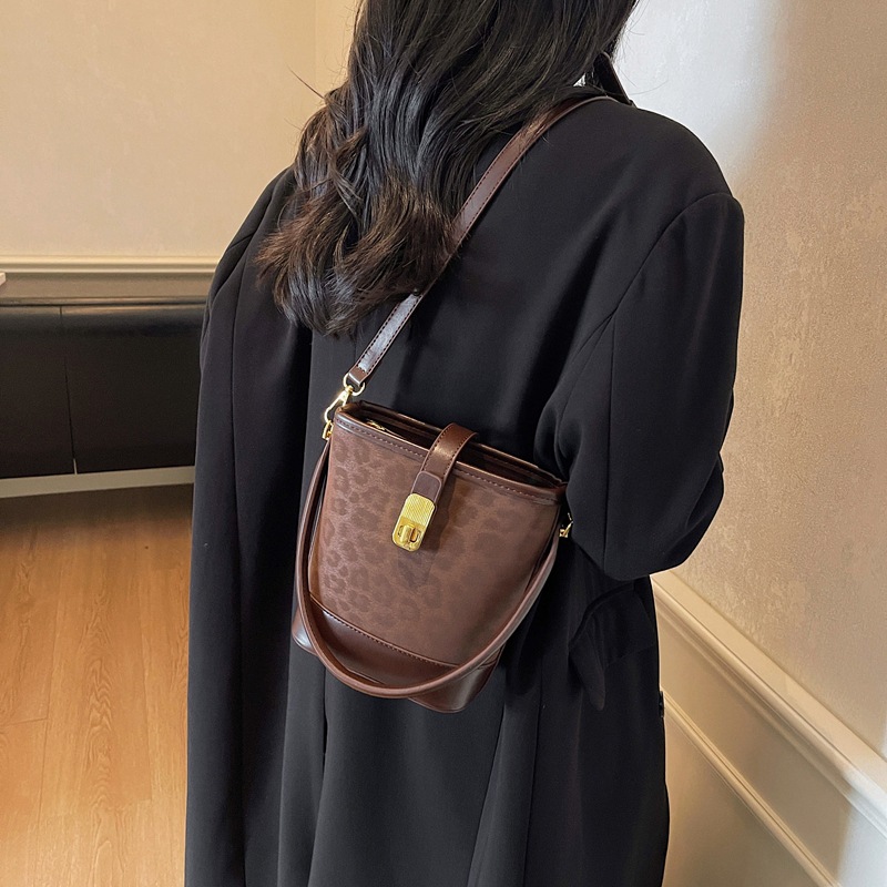 Cross-border 2025 otoño y invierno nuevo bolso de cubo de mano de mujer sensación de alto nivel leopardo mochila retro de viaje