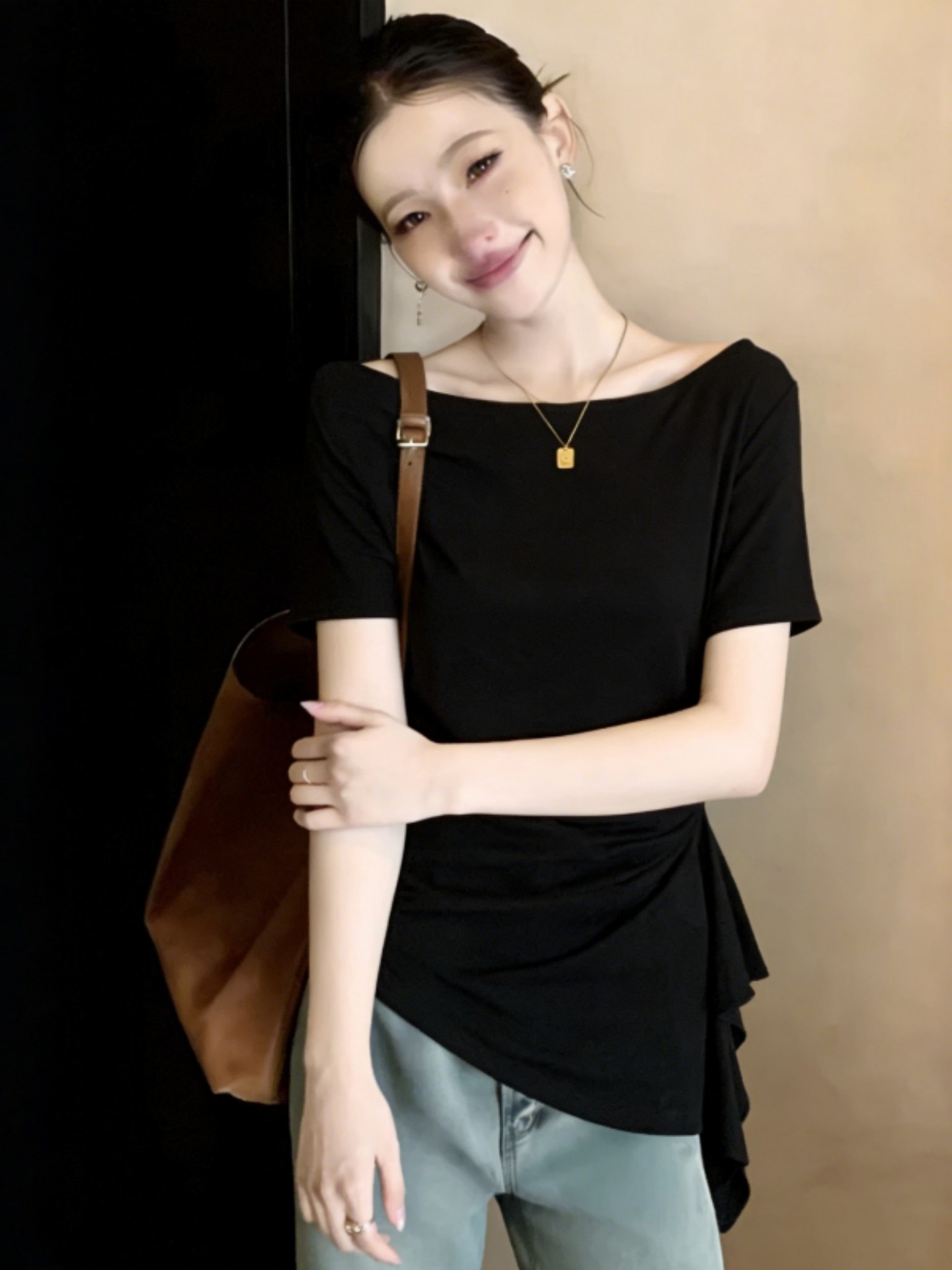 Áo thun nữ cổ yếm tay ngắn, phom rộng eo thắt, che bụng — màu đen