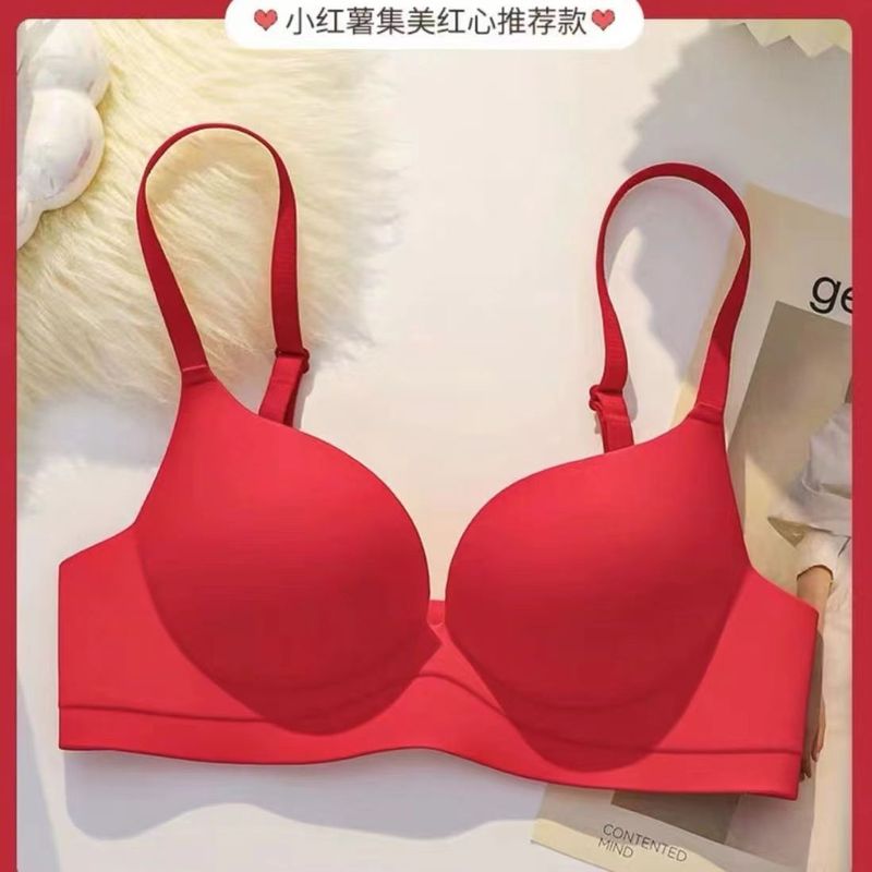 無痕下着の女性の胸が集まっています。|undefined