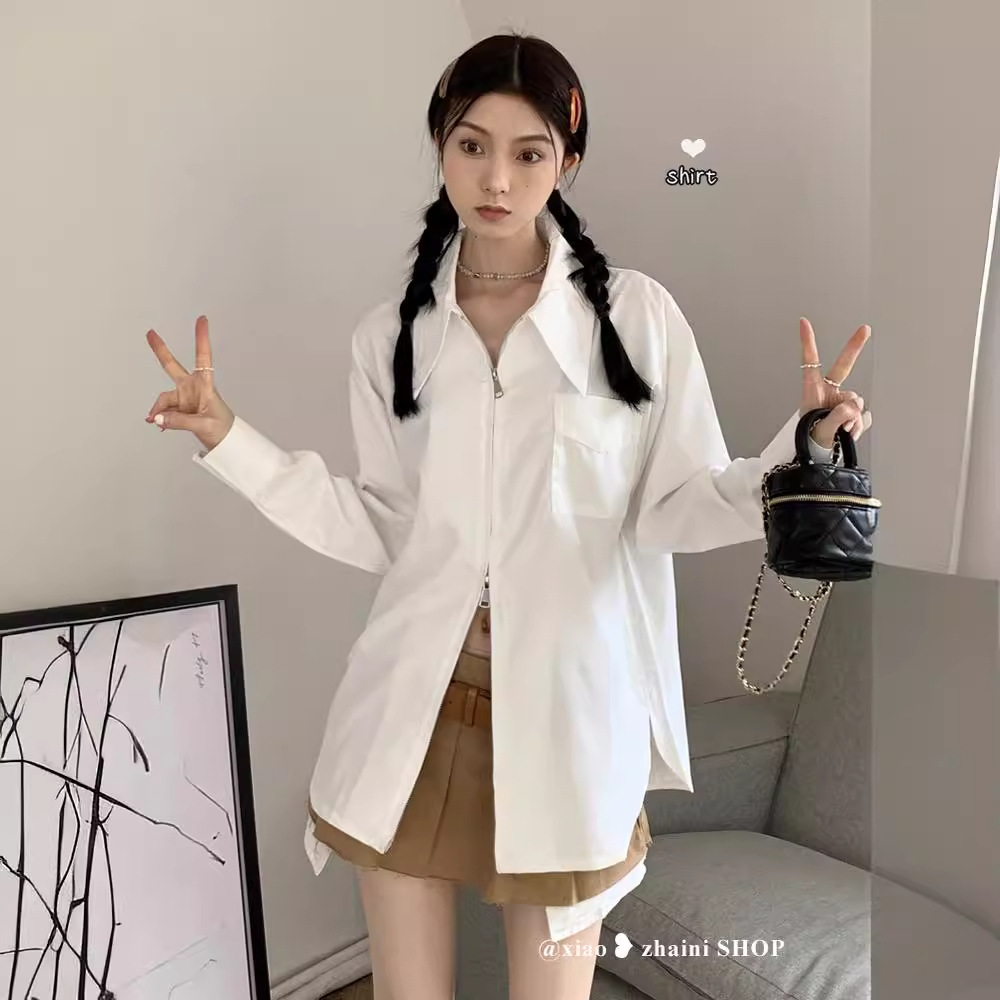 Chaqueta estilo Chanel blanca con doble cremallera, combinada con una nueva camiseta o camisa de verano para mujer, de corte holgado con cremallera.