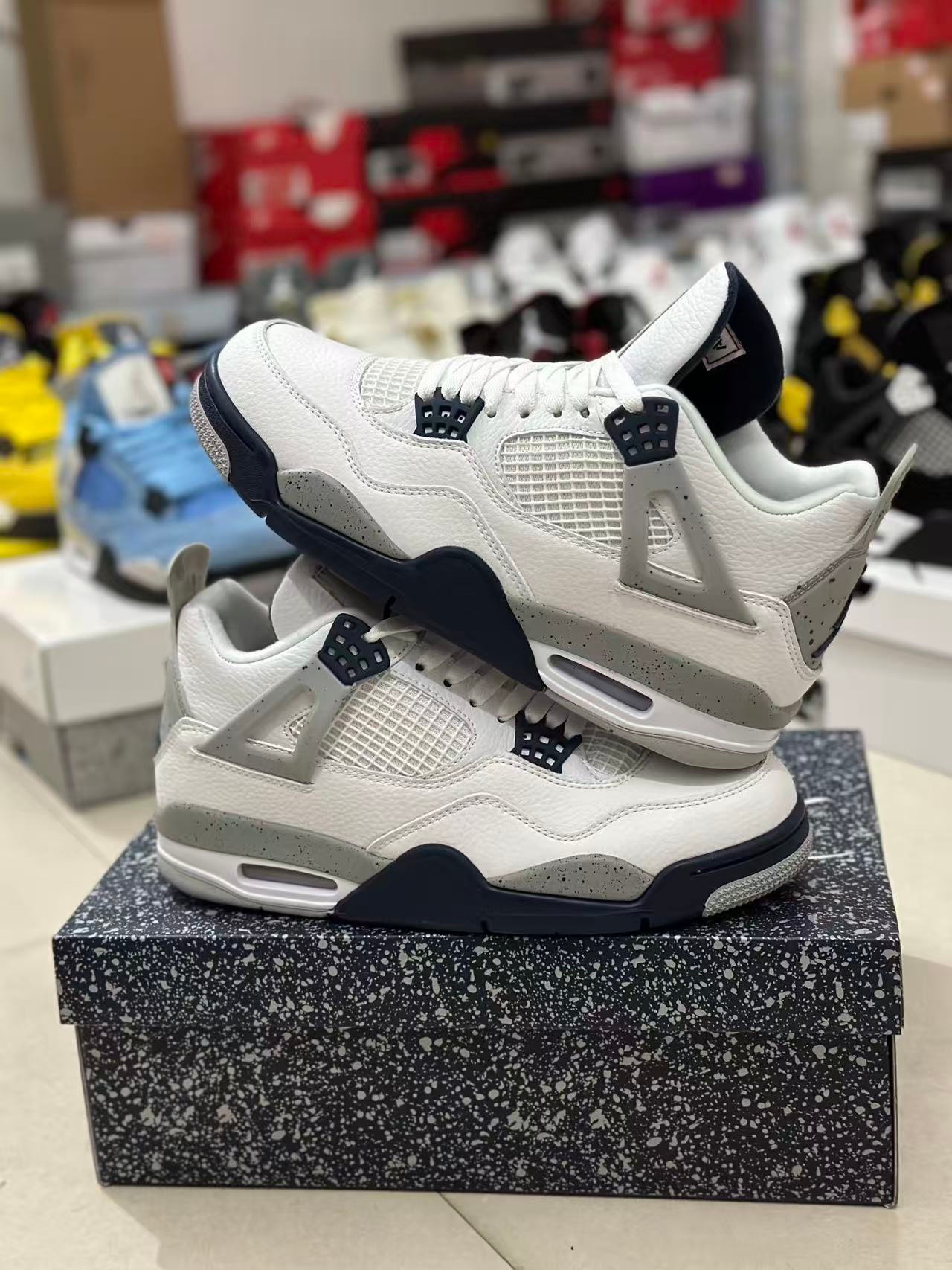 Pure original AJ4 zapatos de baloncesto Joe4 clásicos de cemento blanco negro amarillo eléctrico femenino para ayudar a hombres y mujeres zapatos de baloncesto Pitian