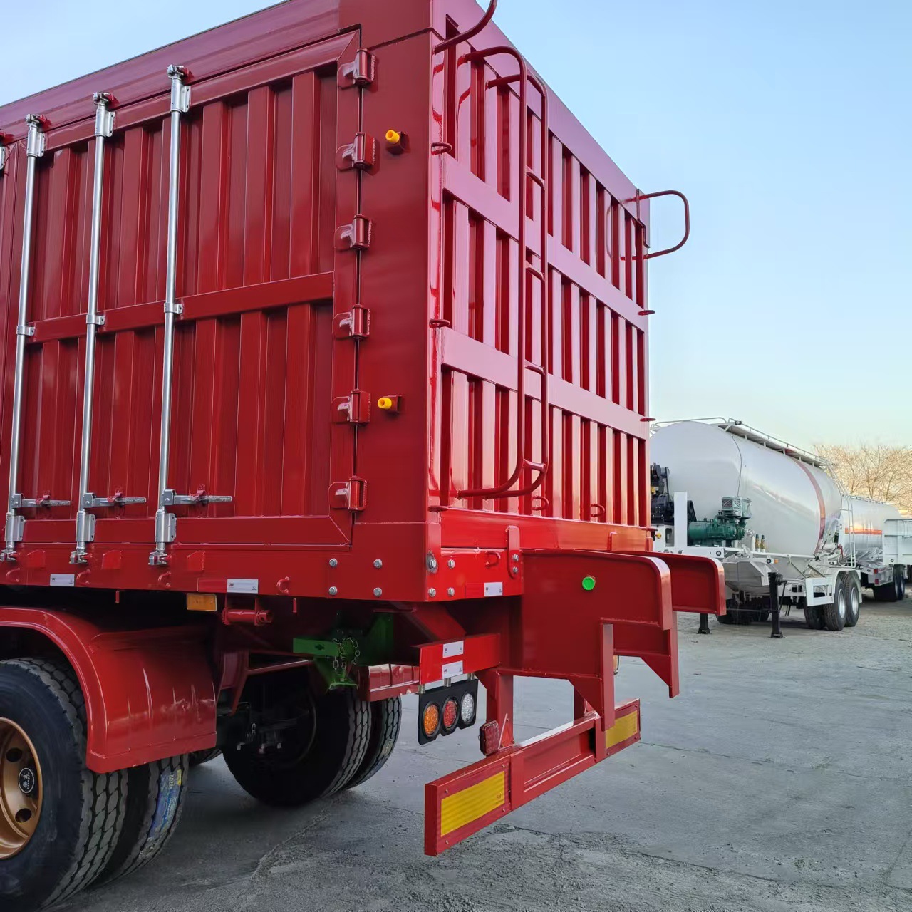 Cross-Border Export of 13m Type Box-Type Semi-Trailers for Transportation, Manufacturer-Specific Heavy-Duty Box-Type Trailers, Side-Turning Semi-Trailers