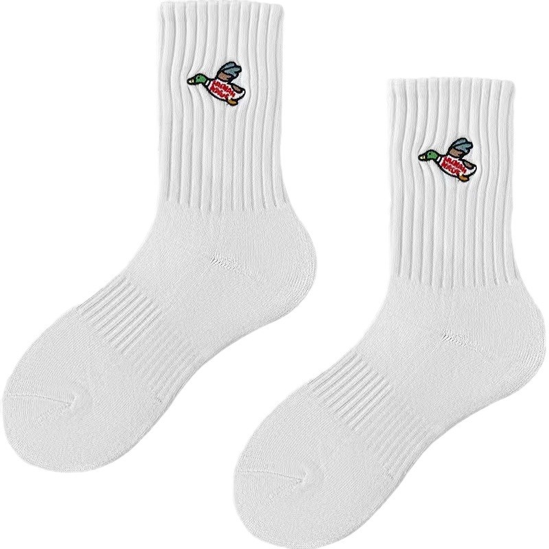 Marca de moda japonesa Xiaofei pato Oso Polar calcetines bordados a media pantorrilla pareja estilo universitario hombres y mujeres ropa exterior deportiva calcetines de algodón puro