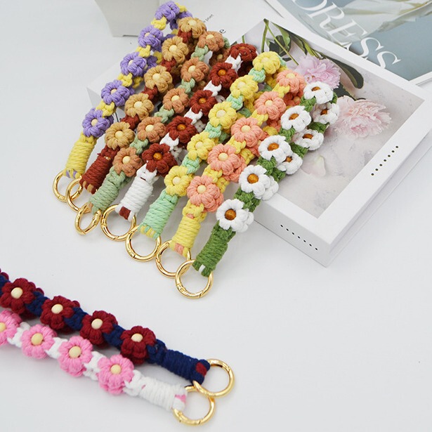 Amazon's New Wooden Bead Flower Heart Daisy Flower Keychain Tiktok Phone Chain Wrist Strap Phone Accessory