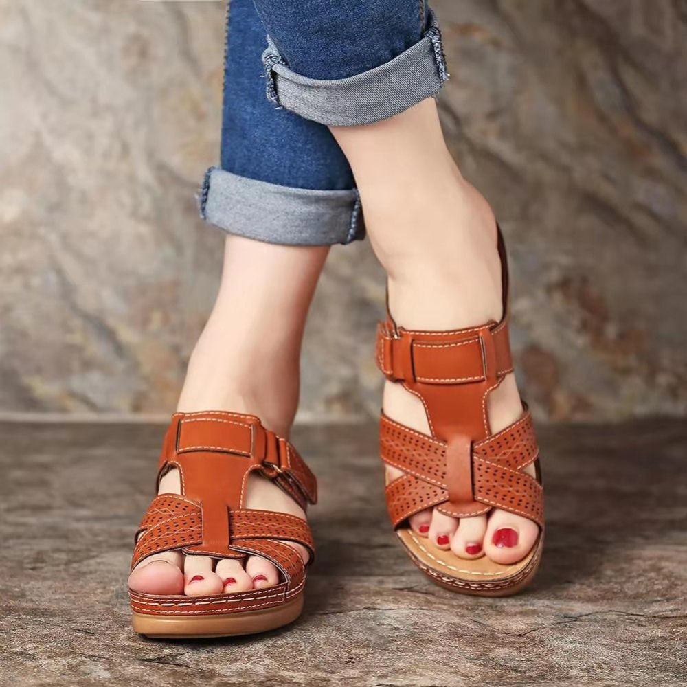 새로운 국경 간 대외 무역 캐주얼 여성 슬리퍼 2025 여름 대형 웨지 샌들 중공 크로스 여성 샌들