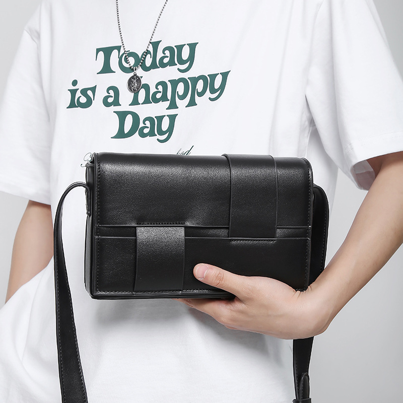 Bolso de hombro transfronterizo versátil para hombres 2023 nueva marca de moda pu bolsa de mensajero de moda para hombres y mujeres bandolera tejida pequeña bolsa