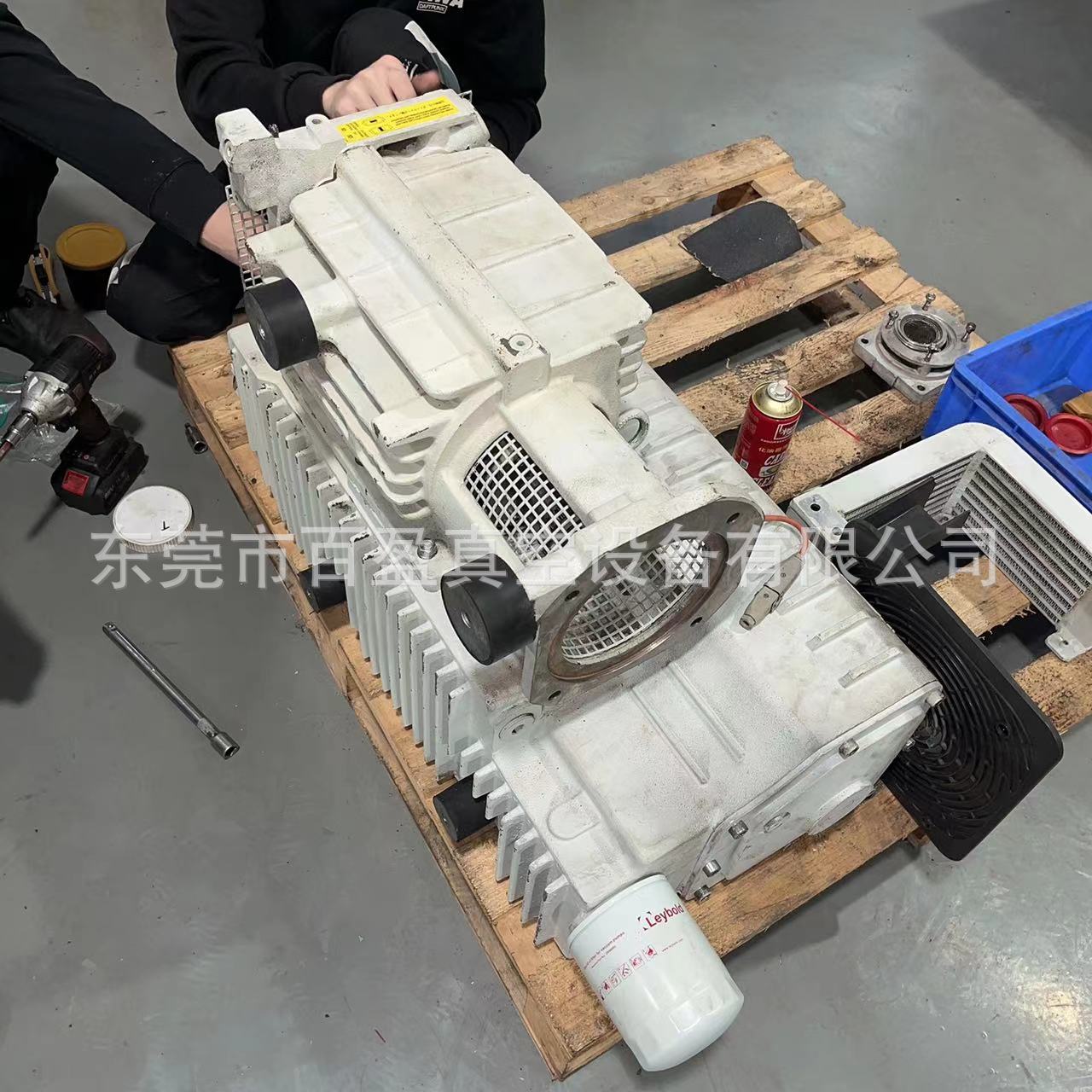 上门维修Leybold莱宝真空泵SV300B/630/750BF漏油卡死真空度不足
