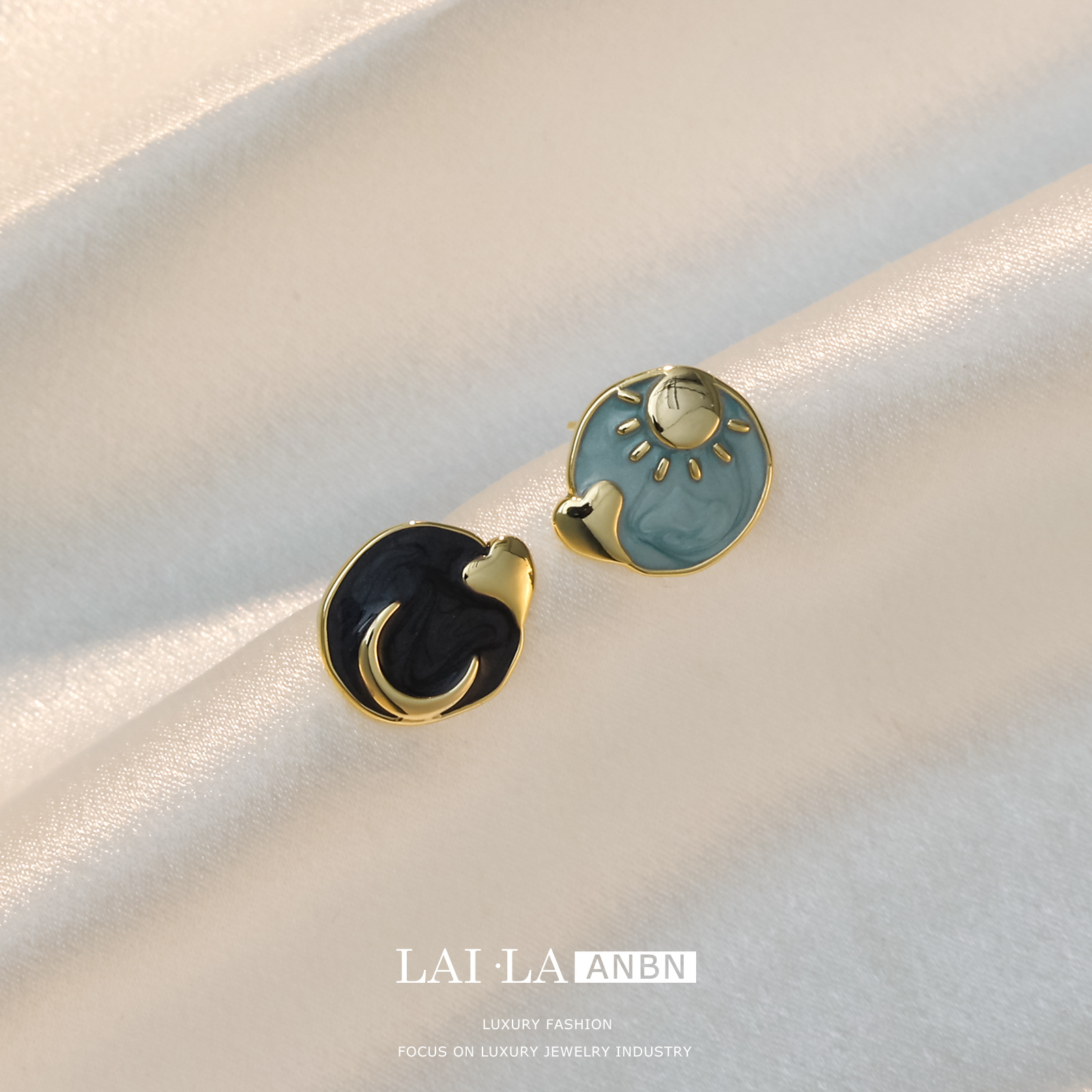 Pintura al óleo mosquito bobina oreja clip hembra sin perforado francés retro sol Luna tachona temperamento pendientes encantadores al por mayor