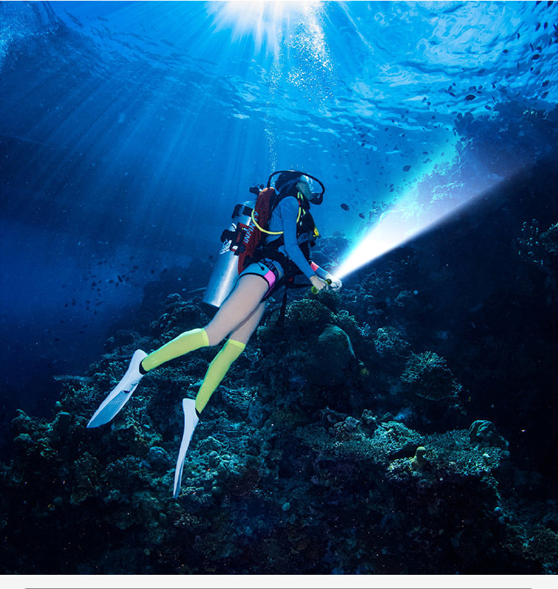 Diving Flashlight, Strong Light Charging, Outdoor Ultra-Bright Waterproof Underwater Professional Deep Diving Night Diving Fish Catching Lamp