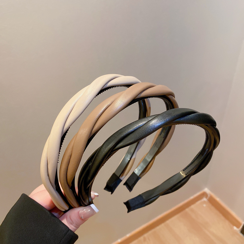 帮手描述图:带齿防滑麻花皮革发箍女洗脸发捆百搭外出压发头箍夏