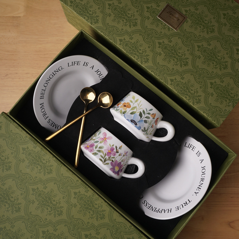 Luz lujosa francesa romántica pequeña flor de cerámica taza de café plato casual té de la tarde café nuevo conjunto de tazas de agua de porcelana hueso