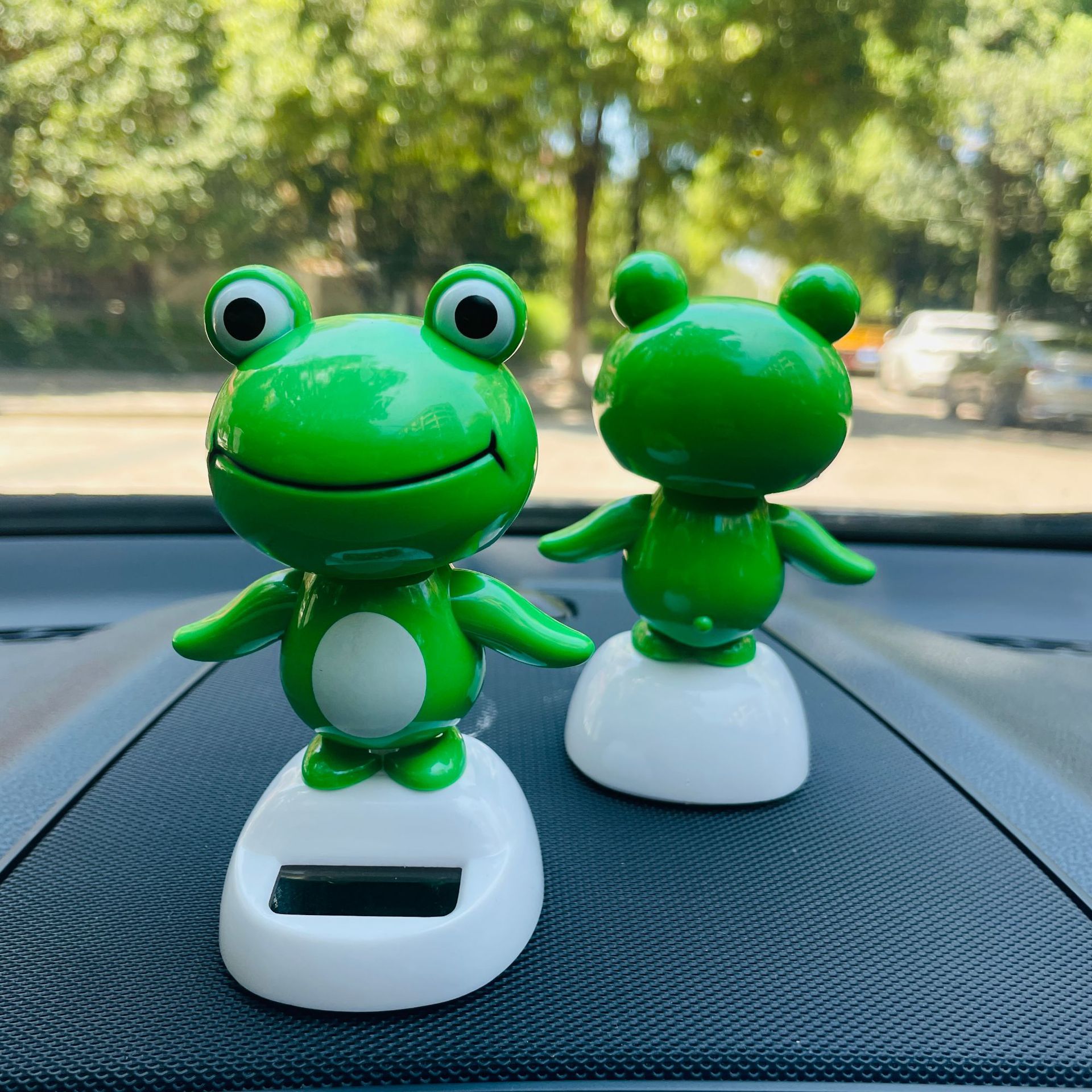 爆款太阳能青蛙汽车摆件 自动摇头卡通公仔车内装饰品汽车装饰车饰便宜详情3