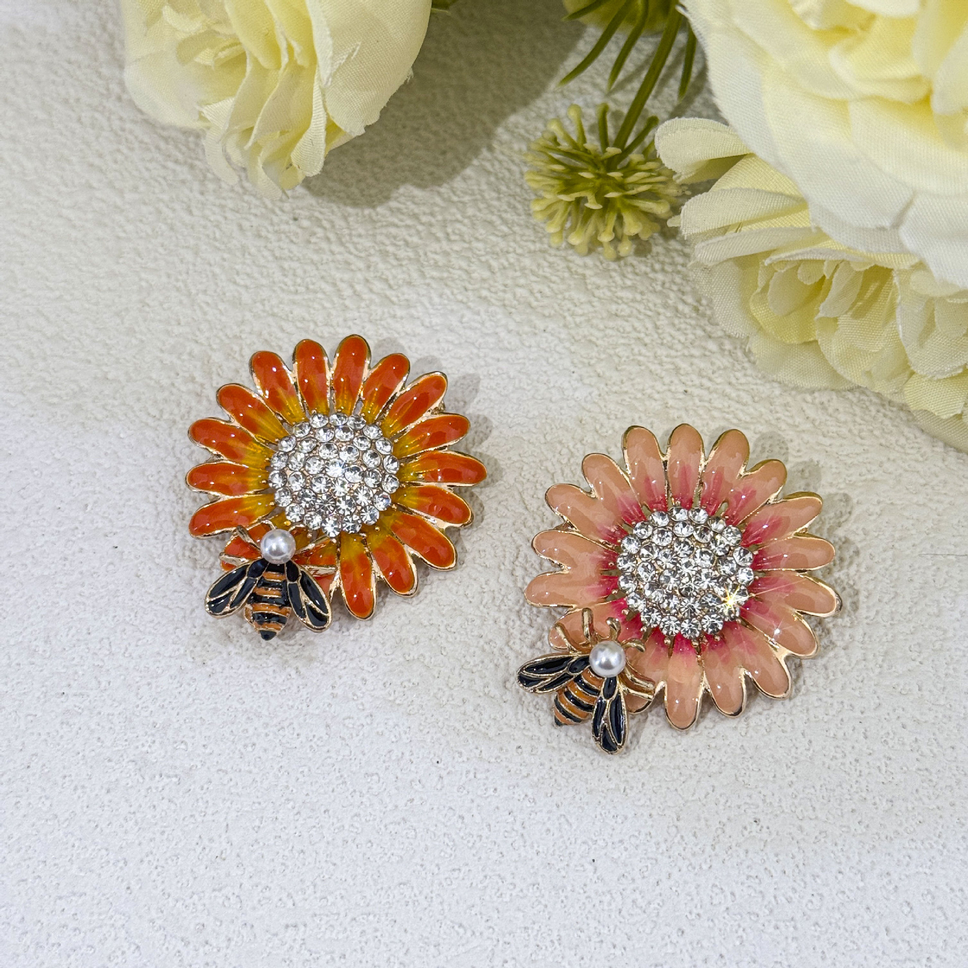 Enamel Sunflower Brooch, High-End Exquisite Bee Daisy Brooch for Women, Niche Design Pin, Suit Accessory