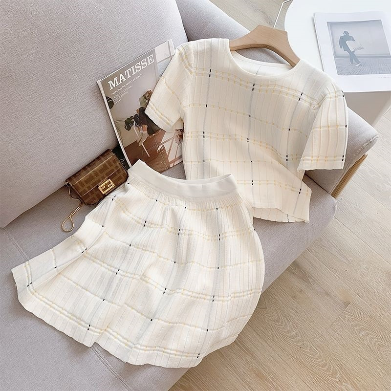 Two-Piece Set for Petite Figures: French-Style Sweet Round-Neck Knit Pullover Top + Short Skirt Set