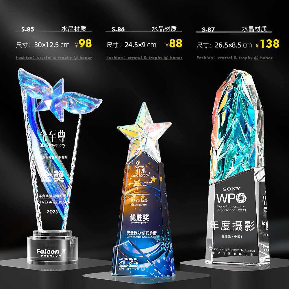 날개를 펼치고 날아가는 모습