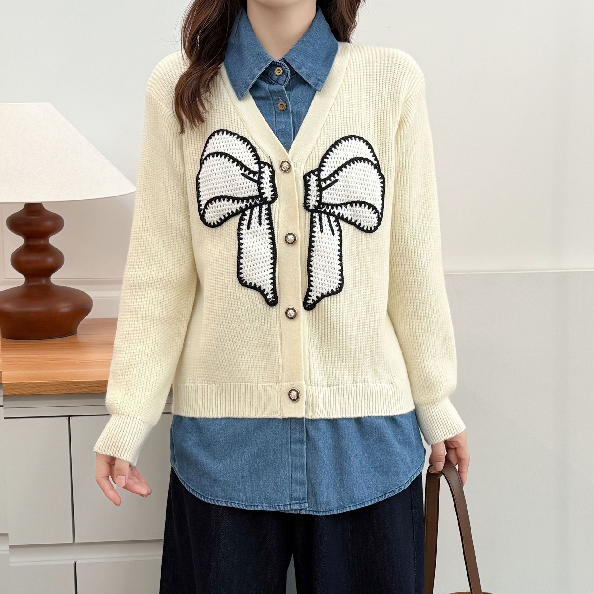 Cárdigan de dos piezas falso bordado de estilo francés para mujer de talla grande, diseño patchwork de mezclilla con lazo, prenda exterior de moda de otoño_voghion.com