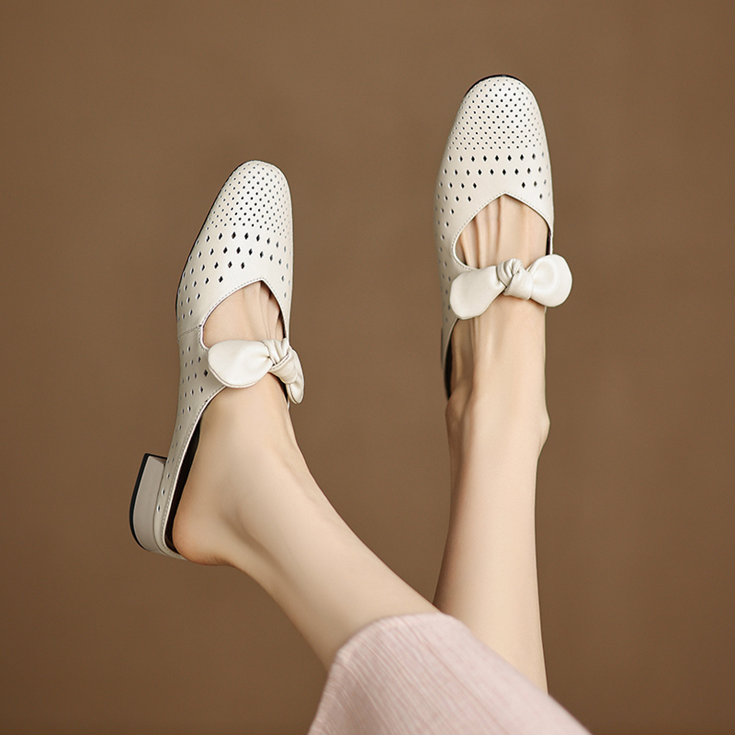 Dép sandal nữ da bò đục lỗ mũi kín quai hậu gót thấp — Màu hồng