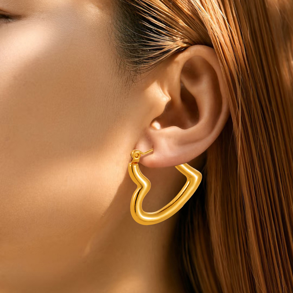 Pendientes de acero de titanio de alta calidad transfronterizos nuevos pendientes irregulares de círculo de amor femenino chapados en oro de 18k sin decoloración joyería