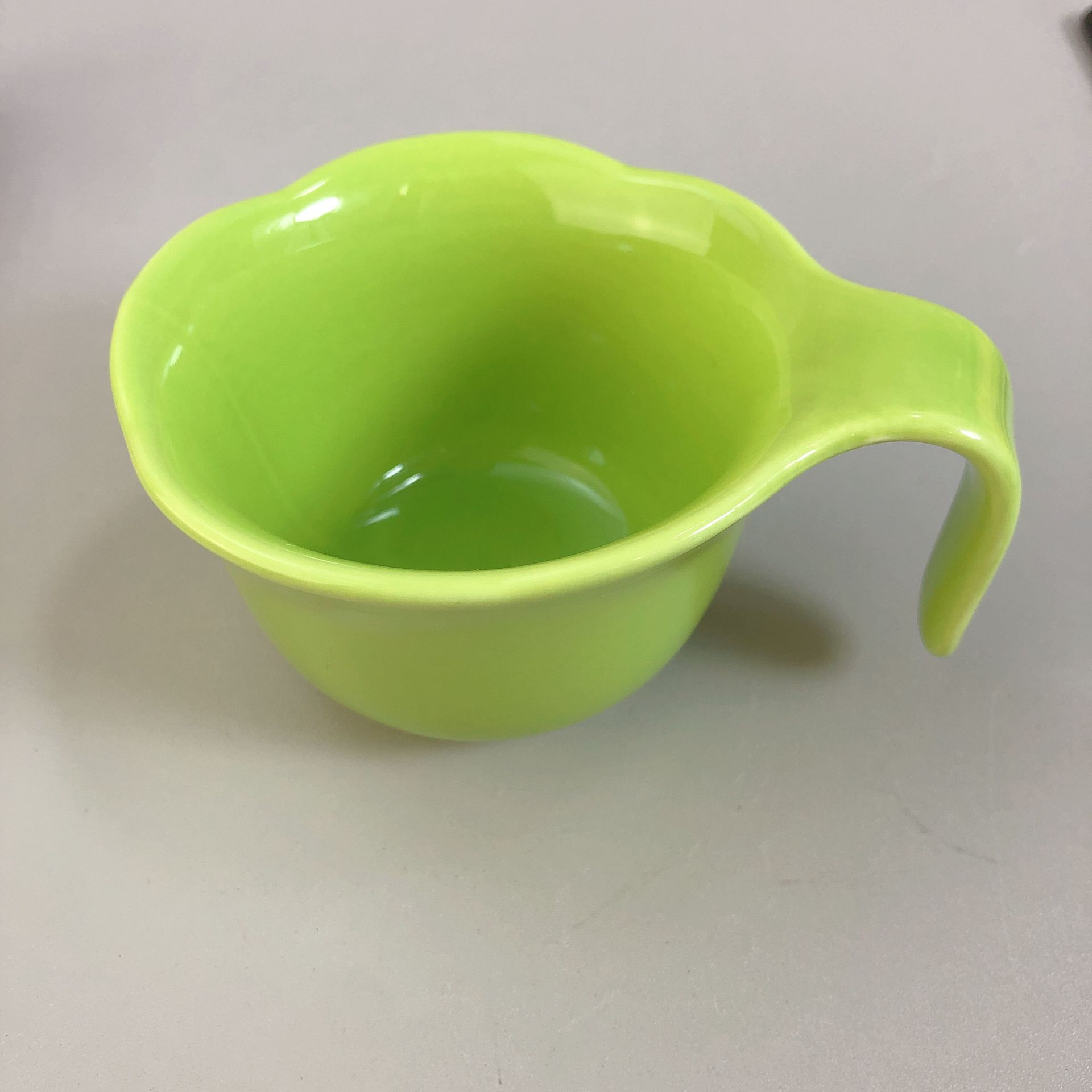 Taza de cerámica en forma de flor con mango Tazón de cocina occidental Tazón pequeño Taza medidora horneada en horno Taza de pudín de yogur Tazón de aderezo para ensaladas