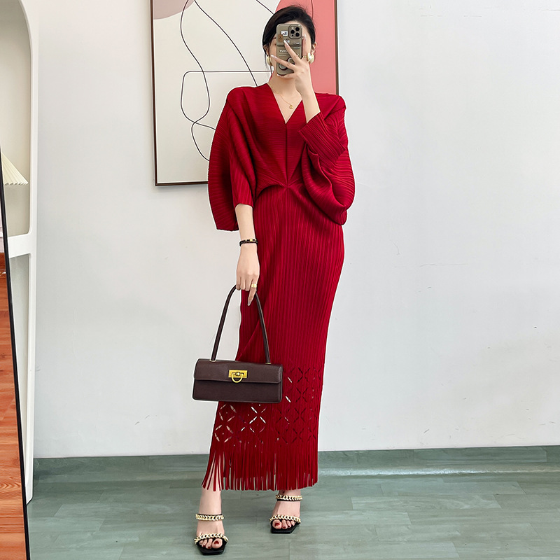 Real Shot Miyake Pleated plus size dress 2025 Elegant Loose Bat Sleeve V-neck Slimming Fishtail Tassel Long Dress