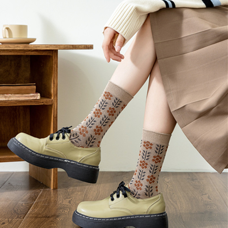 Double-needle, two-way trend, fashionable new women's pile socks, medium length, thickened khaki color wave pattern_voghion.com