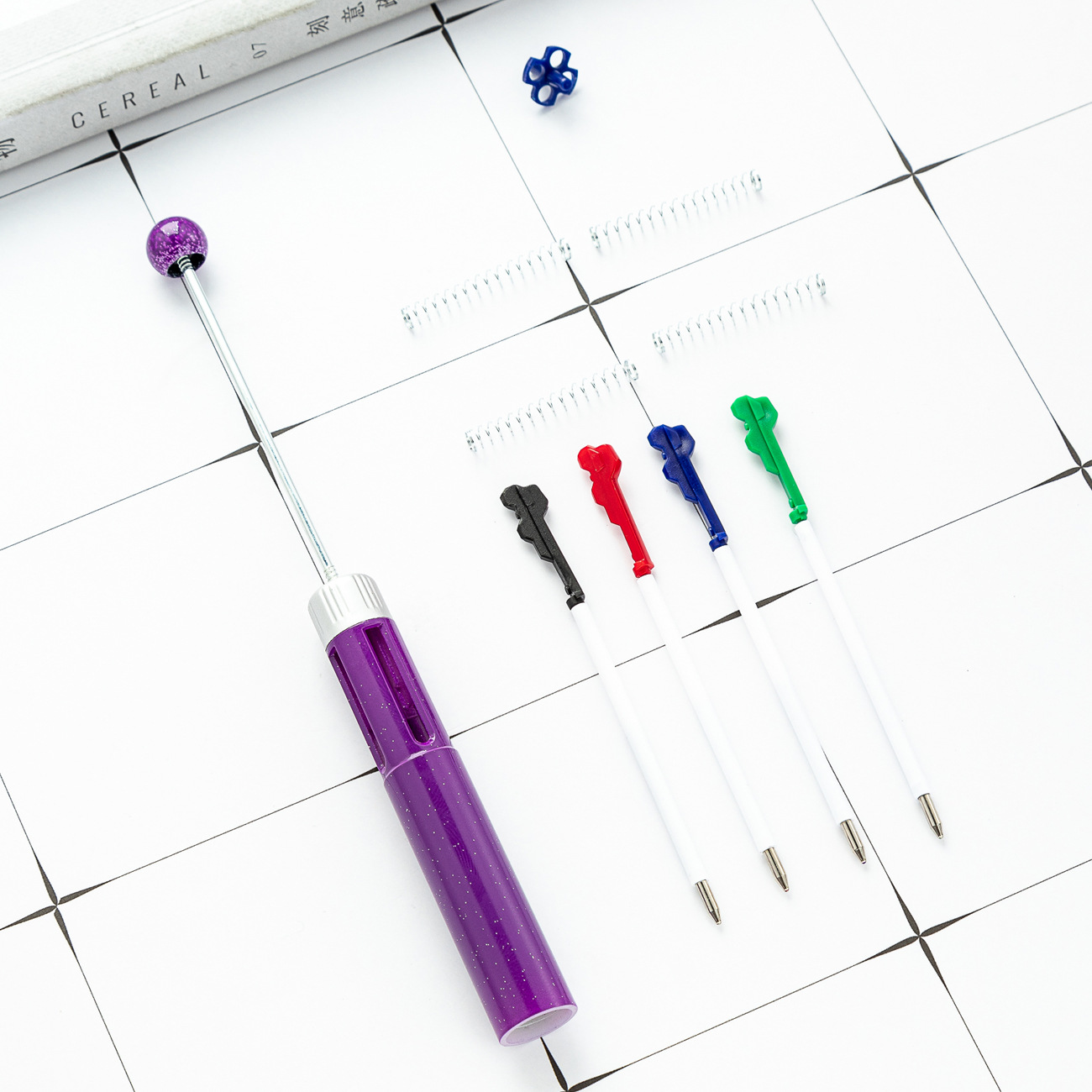 Nuevo DIY de cuatro colores de la pluma moldeada al por mayor creativo multi-color plástico bolígrafo estudiante cuatro-en-uno pluma de diario móvil