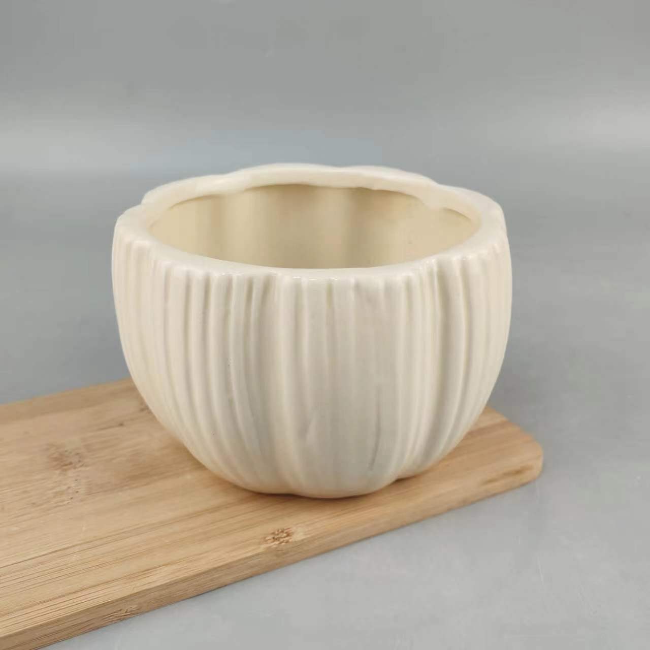 Nuevos productos de moda simple jardín de cerámica mini en forma de V creativo de dibujos animados coloridos maceta de mesa