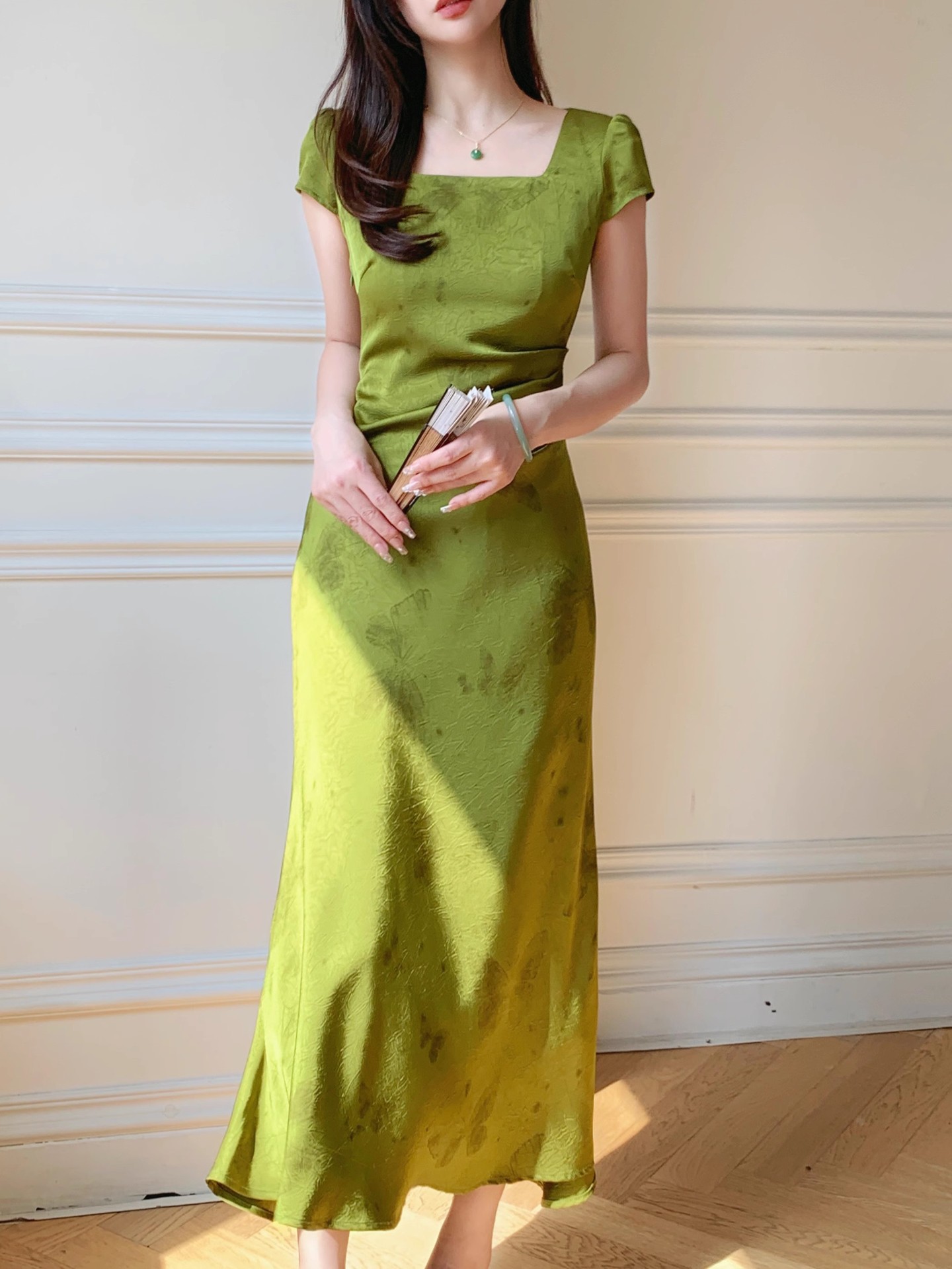 Đầm suông nữ midi cổ vuông tay ngắn chất satin xanh lá — màu xanh lá cây