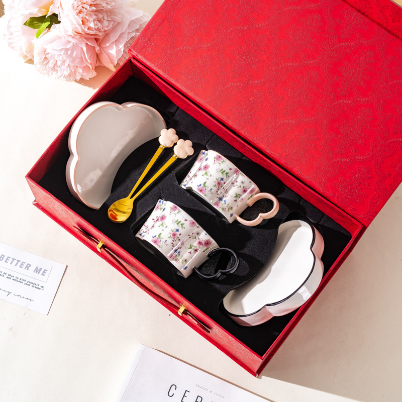 Retro flor de ciruela taza de café y plato conjunto de alta calidad exquisita taza de té de la tarde caja de regalo regalo de boda regalo de mano