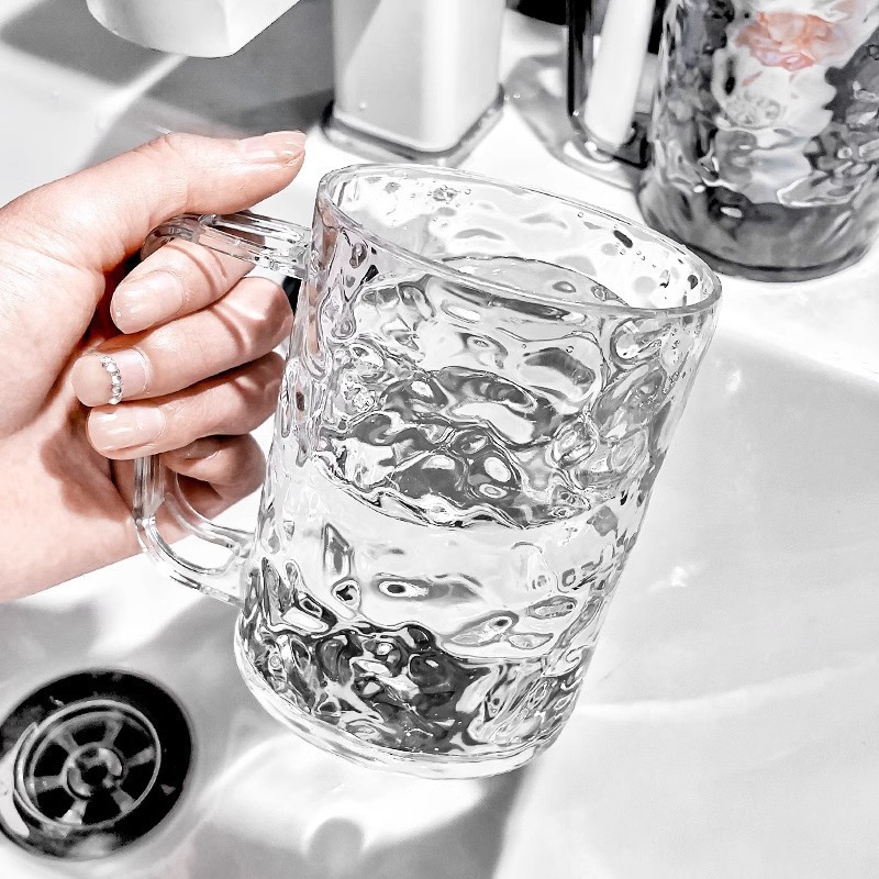 Taza de enjuague de agua ondulada doméstica con mango, taza de cepillo de dientes de alto valor visual, taza de plástico transparente portátil para inodoro
