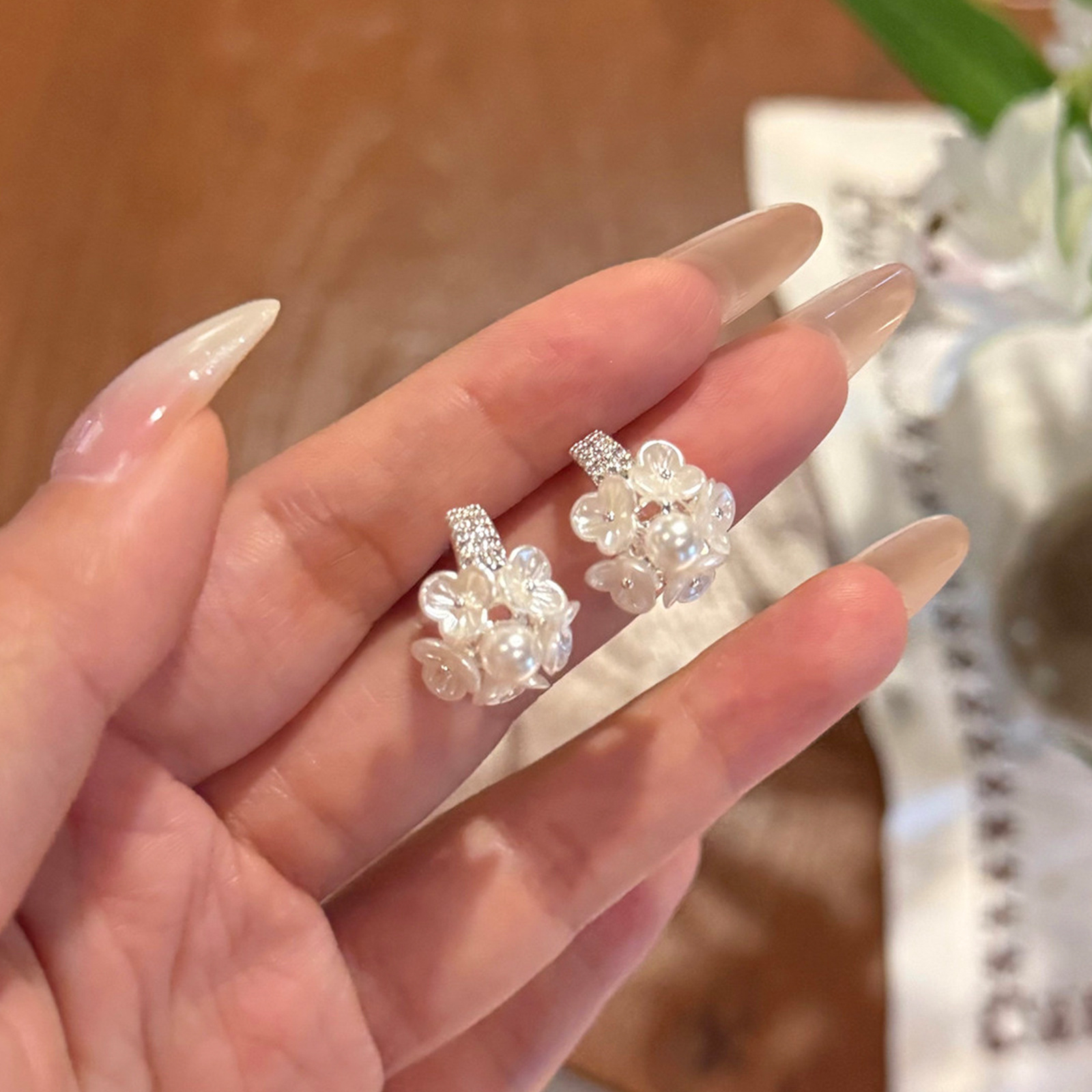 Elegant earrings pearl