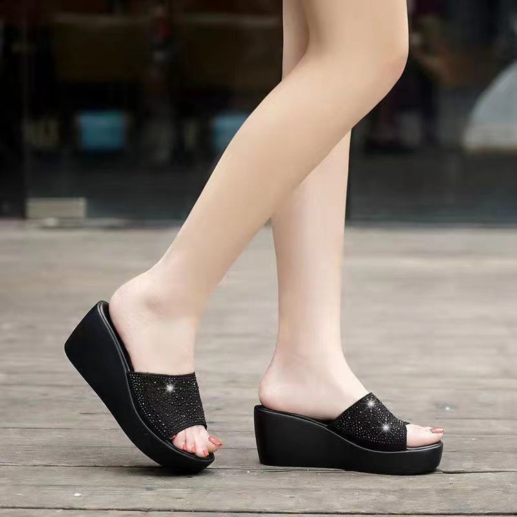Mamá zapatillas de tacones altos de verano nuevas zapatillas de moda de fondo grueso de diamante de mediana edad de las mujeres con zapatillas de tacones frías para usar