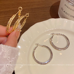 韓国独特の金属の丸いイヤリングの女性のデザイン感があります。