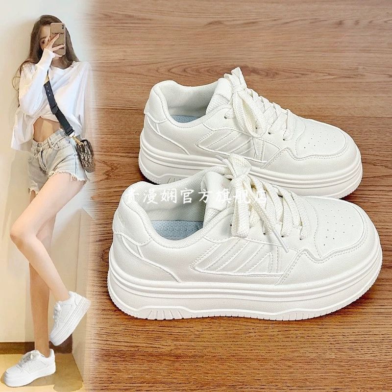 Modas versátiles zapatos blancos de mujer de alto nivel zapatos de skate gruesos de otoño 2024 nuevos zapatos casuales con falda