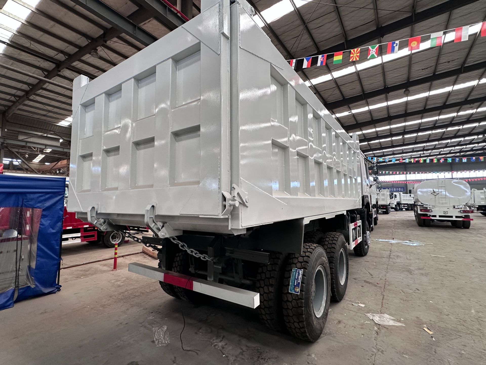 In-stock at the factory: Howo 10-wheel 371 horsepower engineering dump truck, rear eight-wheel tipper truck, National III standard dump truck
