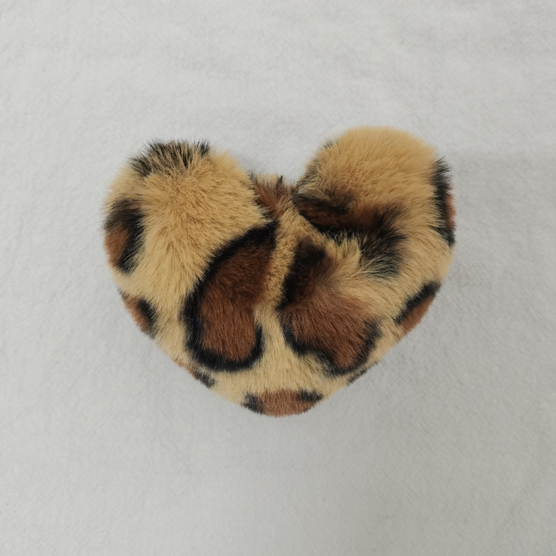 メーカーの現物のぬいぐるみのハート型のキーホルダーの部品8*9cmの毛玉