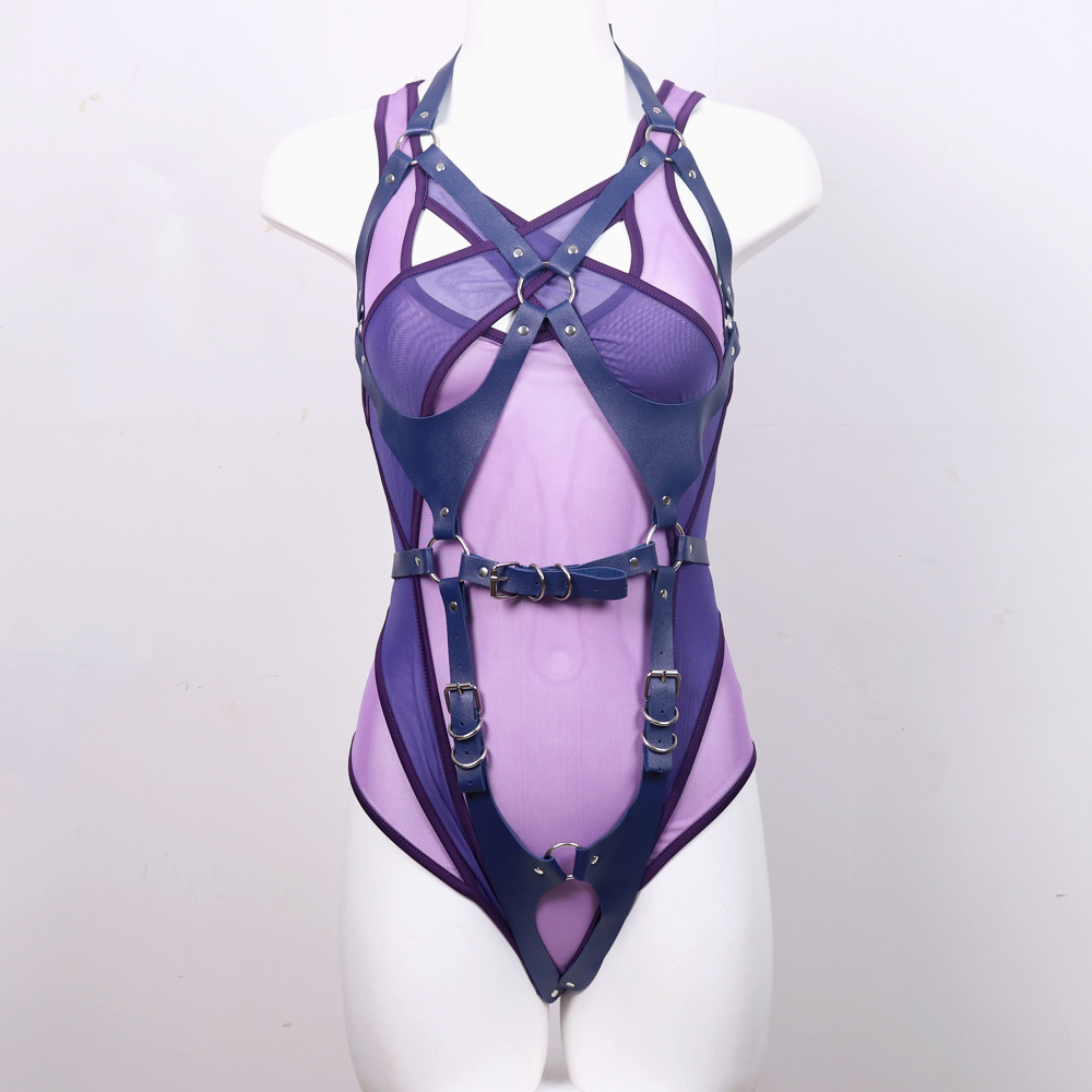 보라색 속옷 + 파란색 가죽 슈트