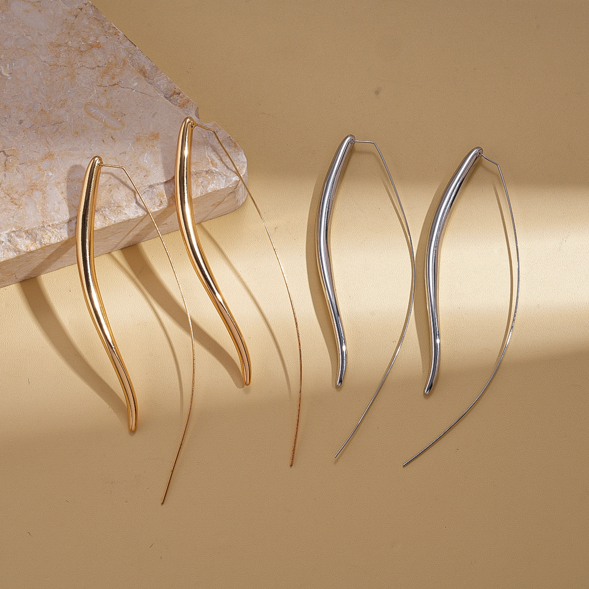 Europa y los Estados Unidos exageraron la superficie de metal brillante en forma de gota de agua ganchos de orejas largos personalidad transfronteriza simple nicho de alta sensación pendientes para mujeres