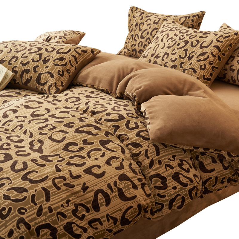 Cama de seda de leche caliente gruesa de cuatro piezas, seda de coral tallada 2025, nueva sopa de cama, colcha de cama de tres piezas