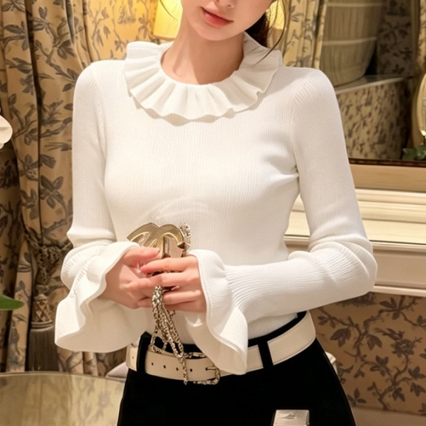 Sweet and girly style, perfect for layering in autumn and winter: a uniquely beautiful, ruffled, half-high-neck, long-sleeved knit top with delicate lace detailing Sweet and girly style, perfect for layering in autumn and winter: a uniquely beautiful, ruffled, half-high-neck, long-sleeved knit top with delicate lace detailing
