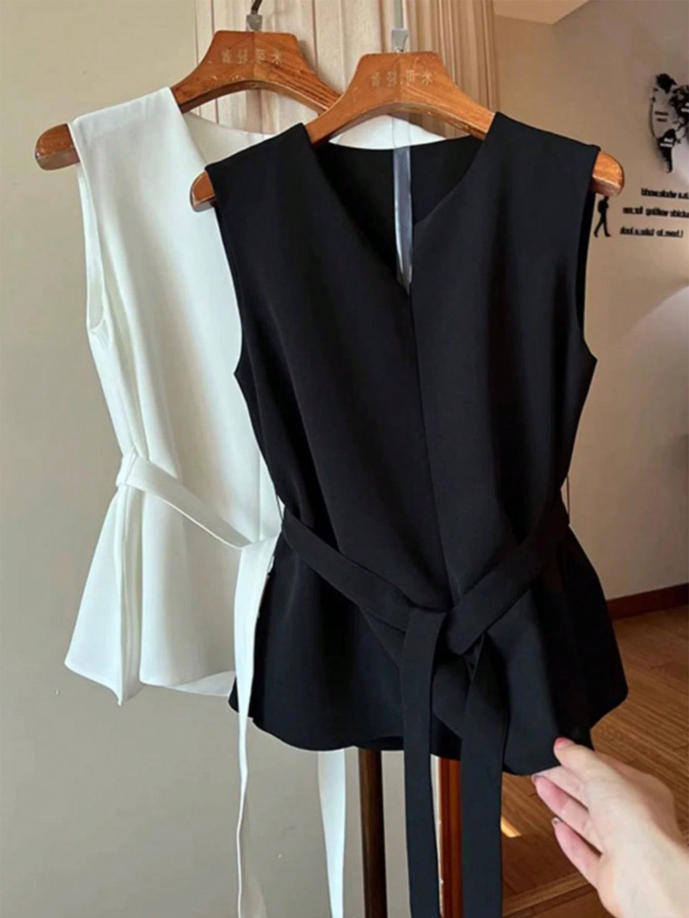 Women's Clothing Solid Color Notched V Neck Sleeveless Shirt New Style Top In Stock_ecoleips.com