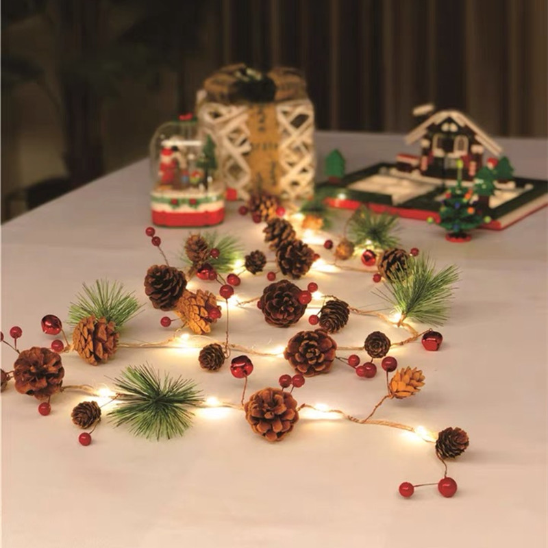 LED de iluminación de Navidad campana Pino cono Cadena de luz aguja de pino fruta roja Cadena de luz decorativa batería Cadena de luz interior luz de color al por mayor