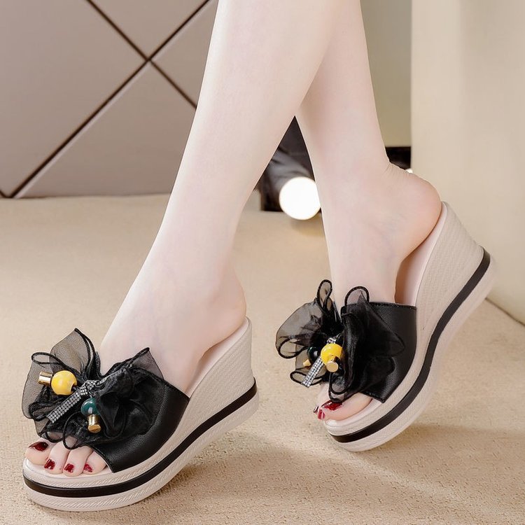 Zapatillas de aumento de altura de cuero suave 2023 Verano nuevas zapatillas al aire libre de las mujeres de fondo grueso inferior suave zapatillas antideslizantes mujeres
