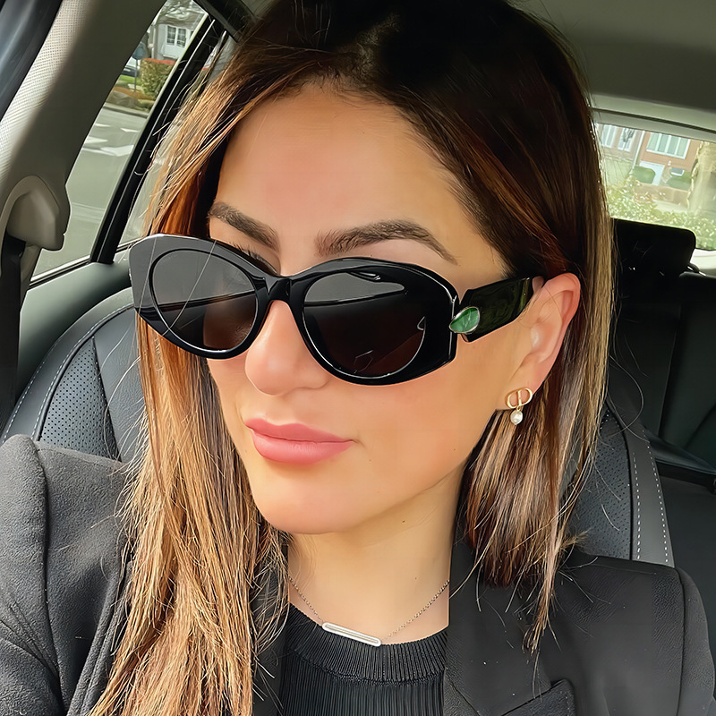 Gafas de sol de moda europeas y americanas, marco ovalado retro, accesorios de gemas, gafas de sol de pasarela de lujo ligero de alta gama para mujer