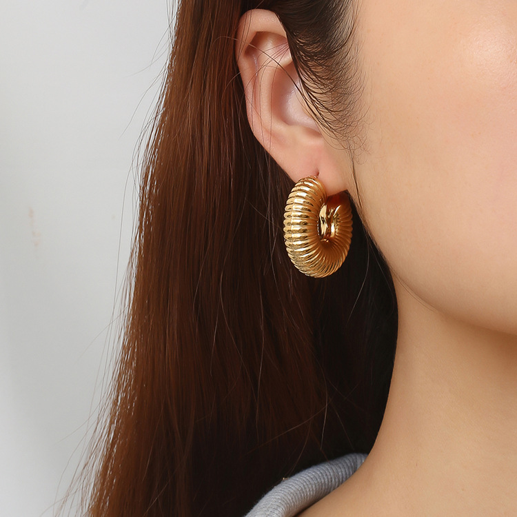 Pendientes huecos roscados europeos y americanos de la moda de acero inoxidable de alto grado de acero de titanio retro de las mujeres pendientes de retención de color 18K