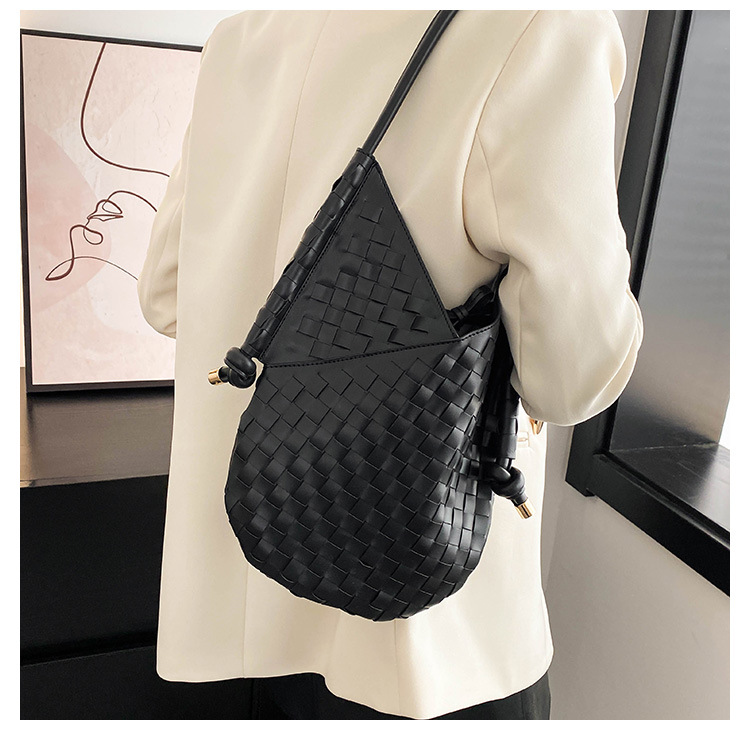 Women's Medium Pu Leather Solid Color Basic Vintage Style Weave Open Underarm Bag display picture 4