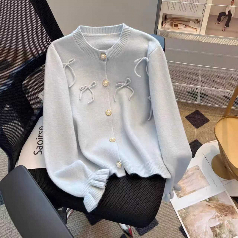 Design autumn sweater with bow